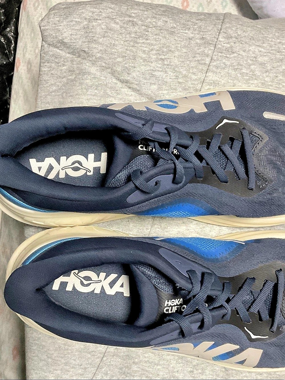 HOKA Bondi 9 unisex Athletic Shoes in Black & Blue - Picture 6 of 7